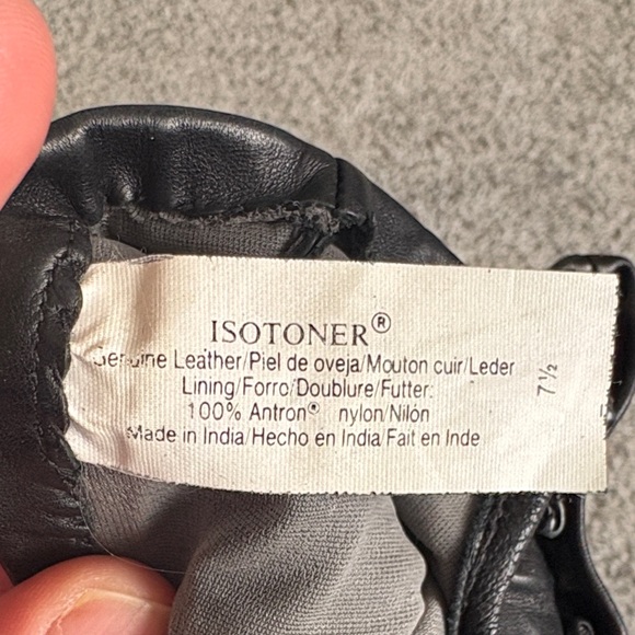 Isotoner Elegant Black Leather Gloves - Picture 2 of 10
